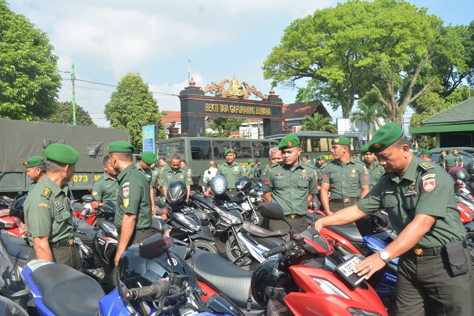 Apel Pagi dan Pengecekan Kelengkapan Surat Kendaraan Pribadi Maupun Dinas Prajurit 